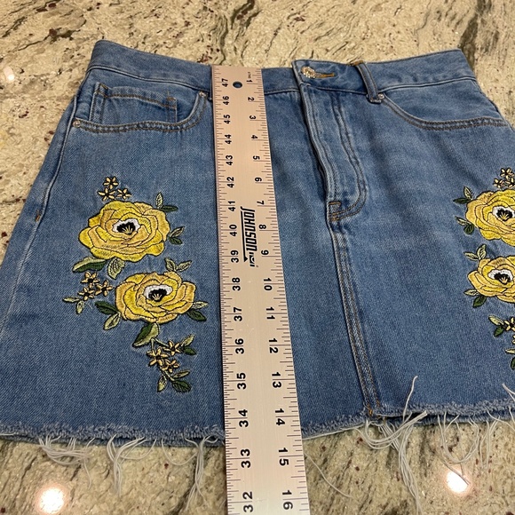 Forever 21 Floral Embroidered Denim Mini Skirt Blue Button Fly Size 30 - Picture 10 of 10